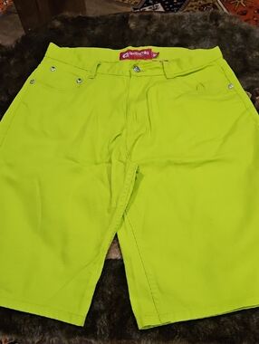 Akademiks Y2K Neon Lime Flat Front Men’s Shorts. Mens 36